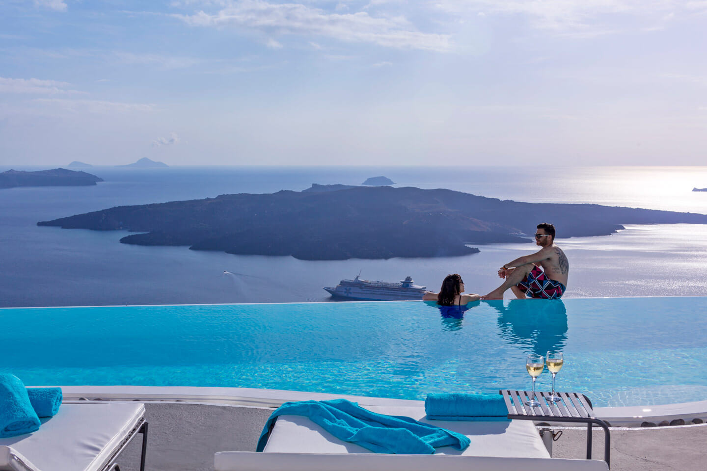 Piscina infinita con vistas a la caldera