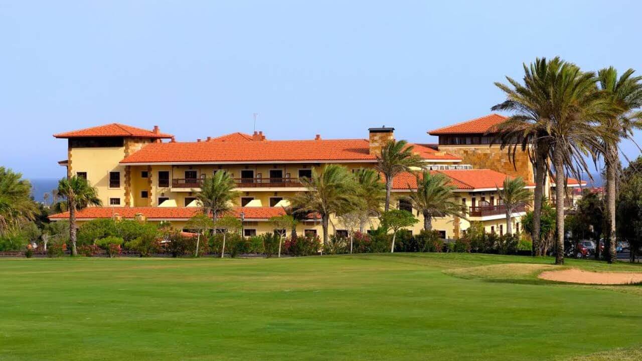 Hotel con campo de golf solo para adultos