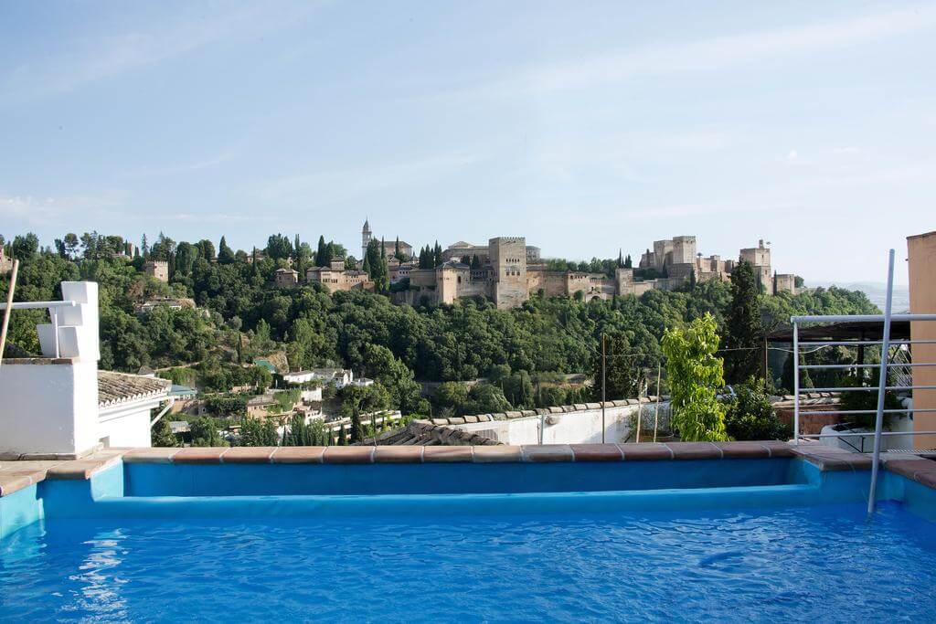 terraza con piscina con vistas a la Alhambra