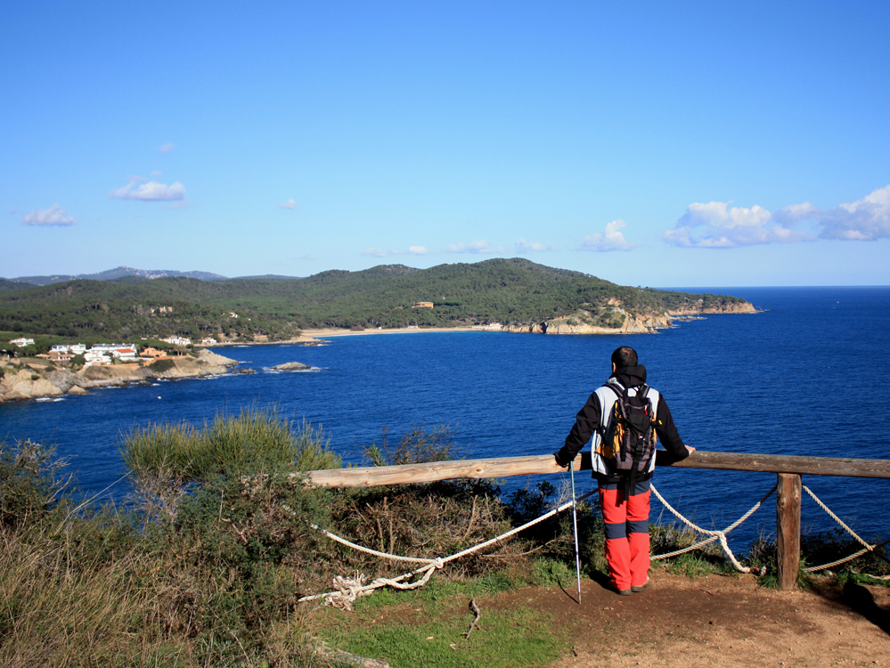 Mirando las vistas a la Costa Brava desde el Camí de Ronda