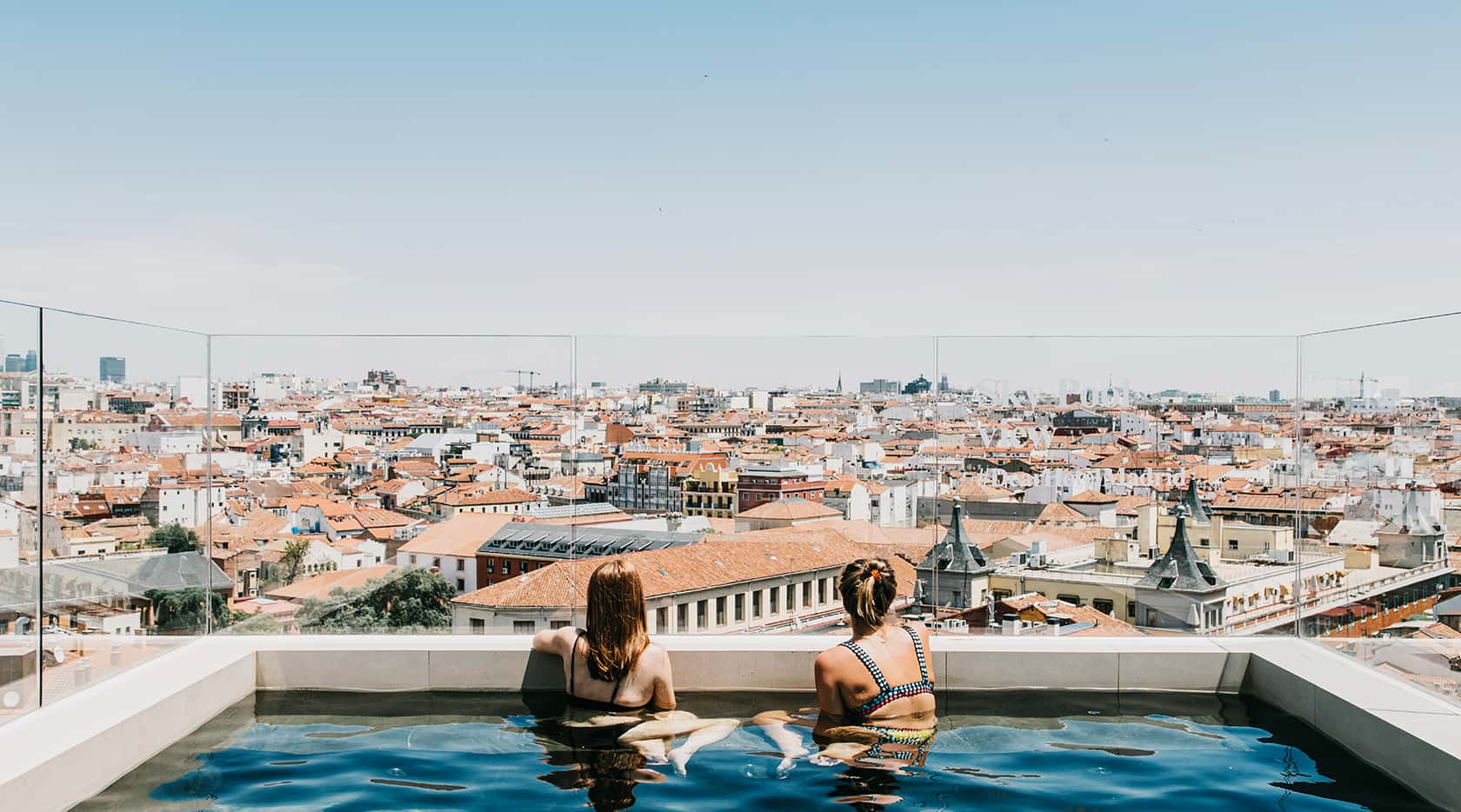 Piscina del DEAR HOTEL