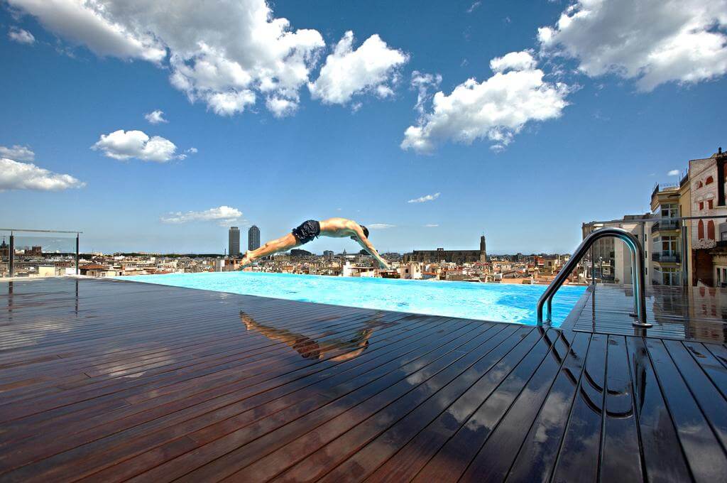 Piscina rooftop en hotel de Barcelona