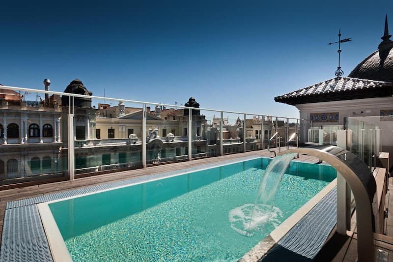 Piscina en la azotea del Hotel Catalonia Gran via