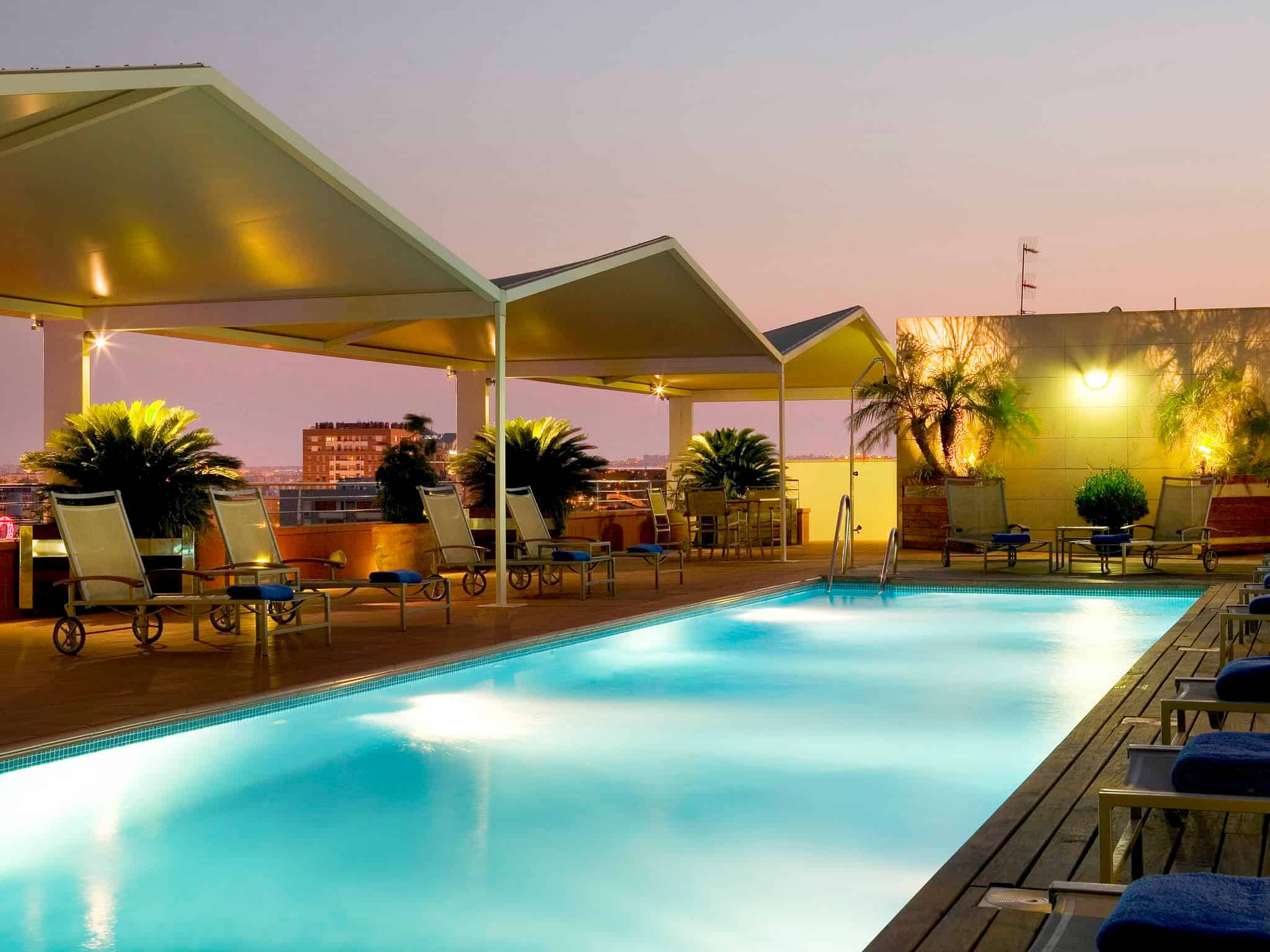 Piscina del hotel Novotel Sevilla