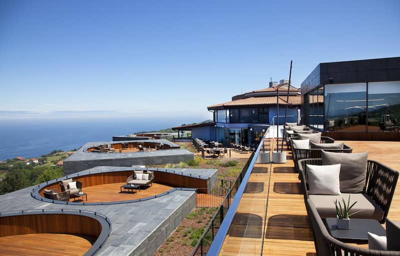 Hotel en el país vasco con vistas al mar