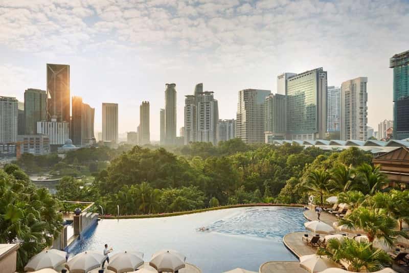 Piscina infinita del hotel Mandarin Oriental Kuala Lumpur