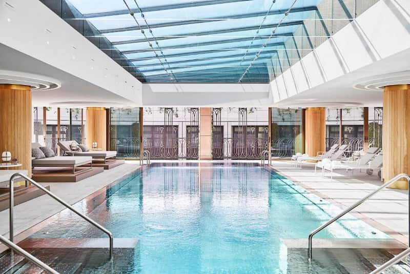 Piscina climatizada del Four Seasons Hotel Madrid