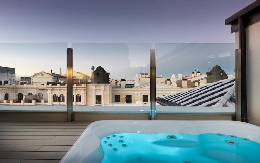 Habitación con jacuzzi exterior y vistas a Madrid