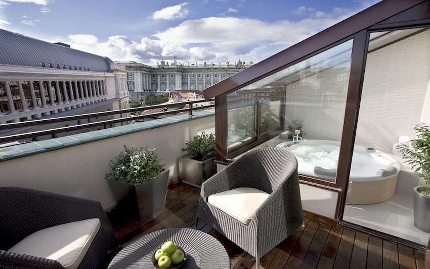 Habitación con jacuzzi en la terraza y vistas a Madrid
