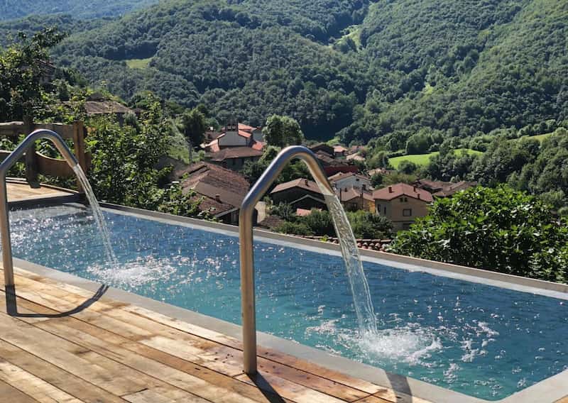 Vistas a la montaña desde la piscina del Centro de Ecoturismo Tierra del Agua