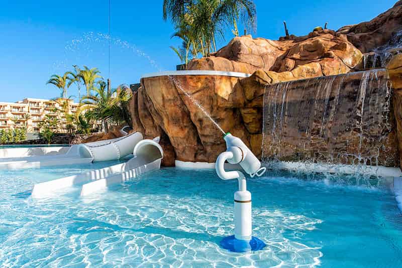 Piscina con toboganes del Adrián Hoteles Roca Nivaria