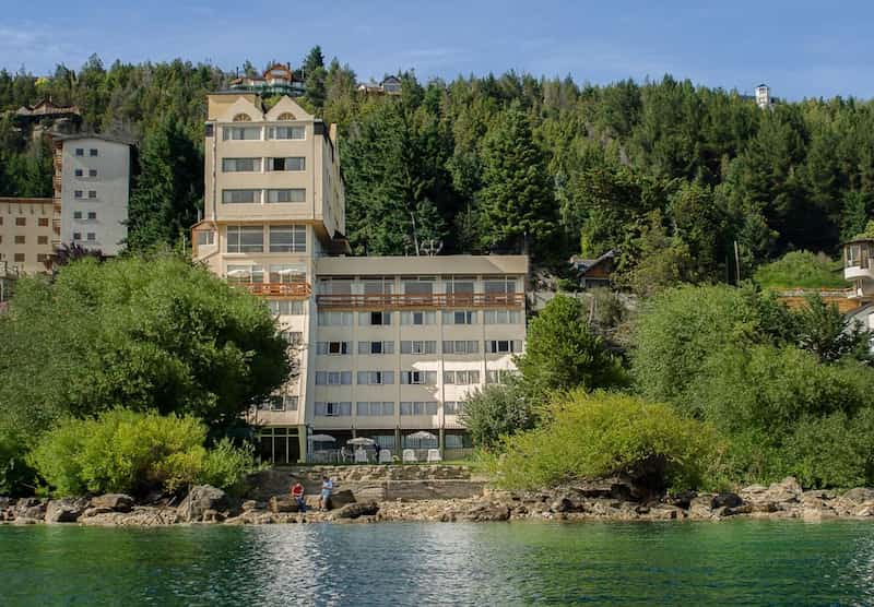 Vista del Hotel Patagonia frente al lago