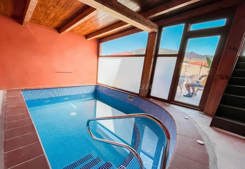 Piscina climatizada del Hotel Camino de las Estrellas
