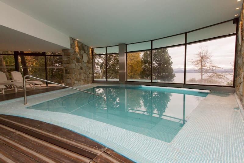 Piscina climatizada del hotel Design Suites Bariloche