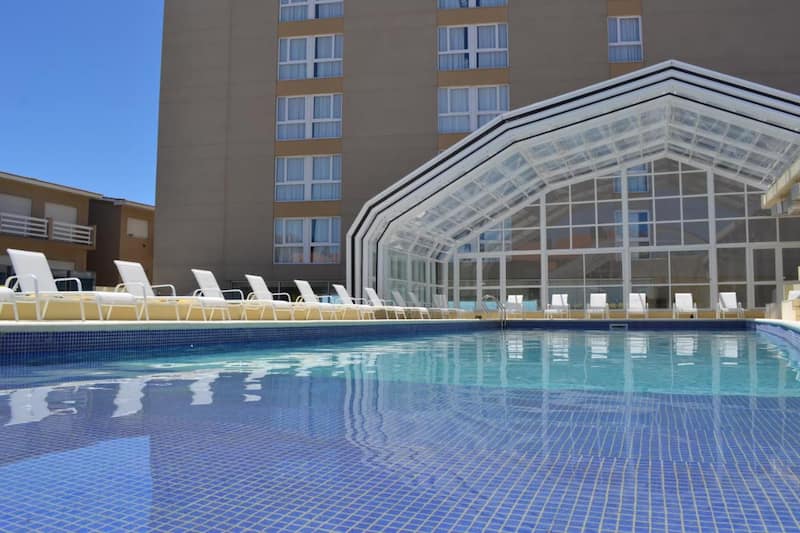 Pileta climatizada del Hotel Oscar Lescano