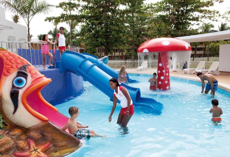 Piscina con juegos para niños del hotel Riu Palace Bavaro