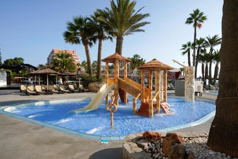 Piscina con juegos para niños del hotel Alua Golf Trinidad
